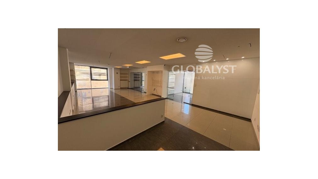 Obchodné priestory - 128 m2 - v centre mesta,  v modernizovanej budove