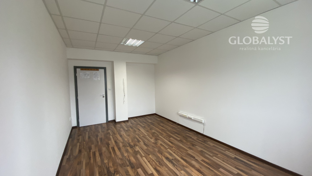 Kompaktná, rekonštruovaná kancelária : 16,5 m2, na Juhu