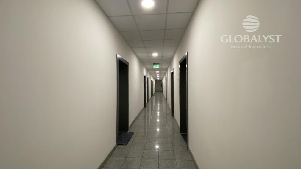 Kompaktná, rekonštruovaná kancelária : 16,5 m2, na Juhu