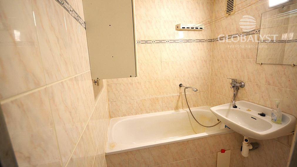Priestranný 3 izbový byt s loggiou na Užhorodskej