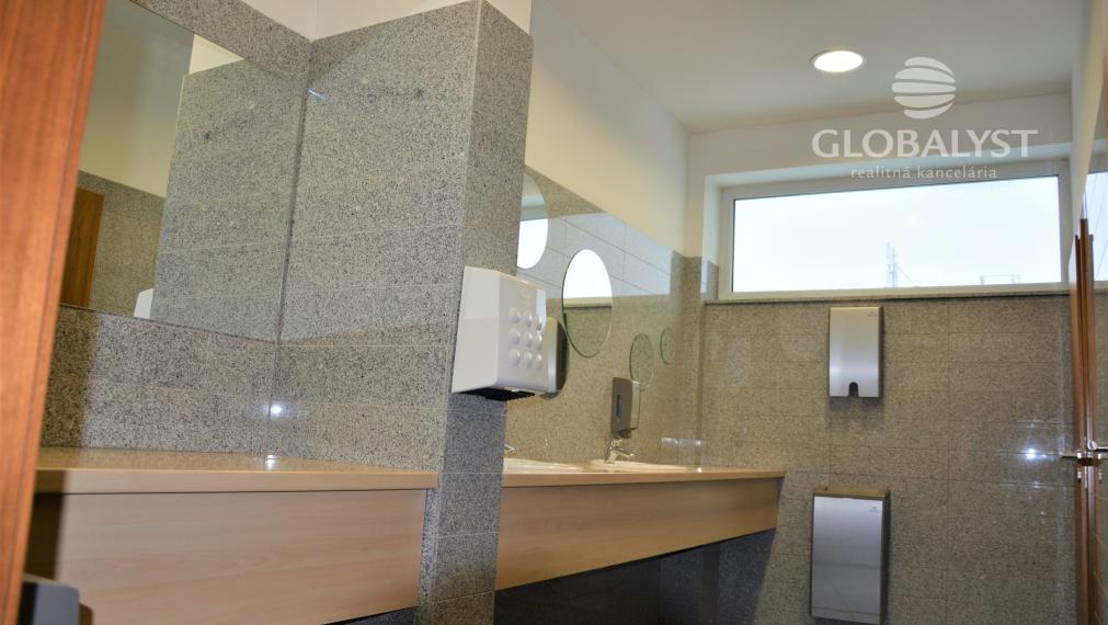 Kancelária 17,5 m2 s loggiou - v centre mesta