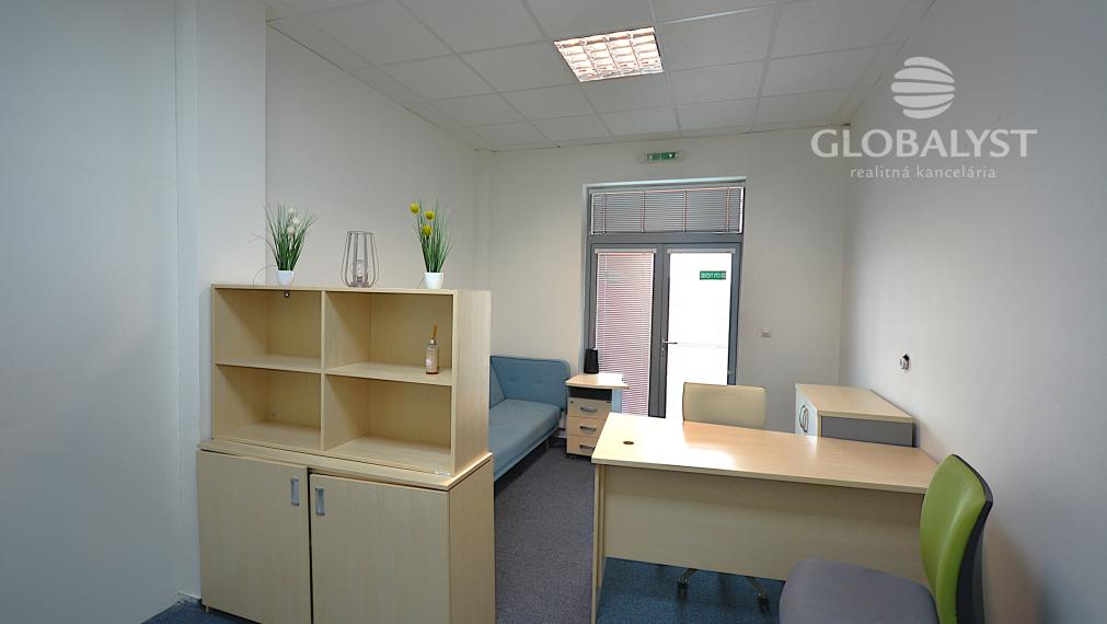 Kancelária 17,5 m2 s loggiou - v centre mesta