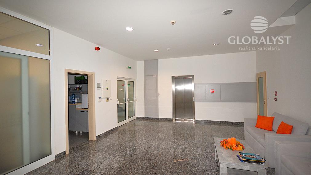 Kancelária 17,5 m2 s loggiou - v centre mesta