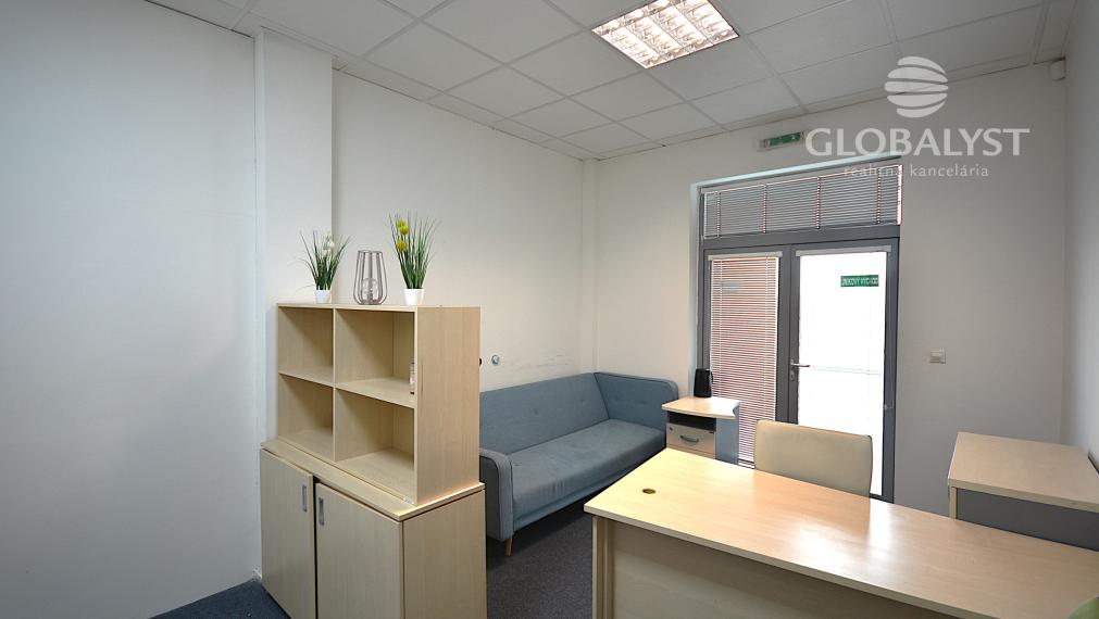 Kancelária 17,5 m2 s loggiou - v centre mesta