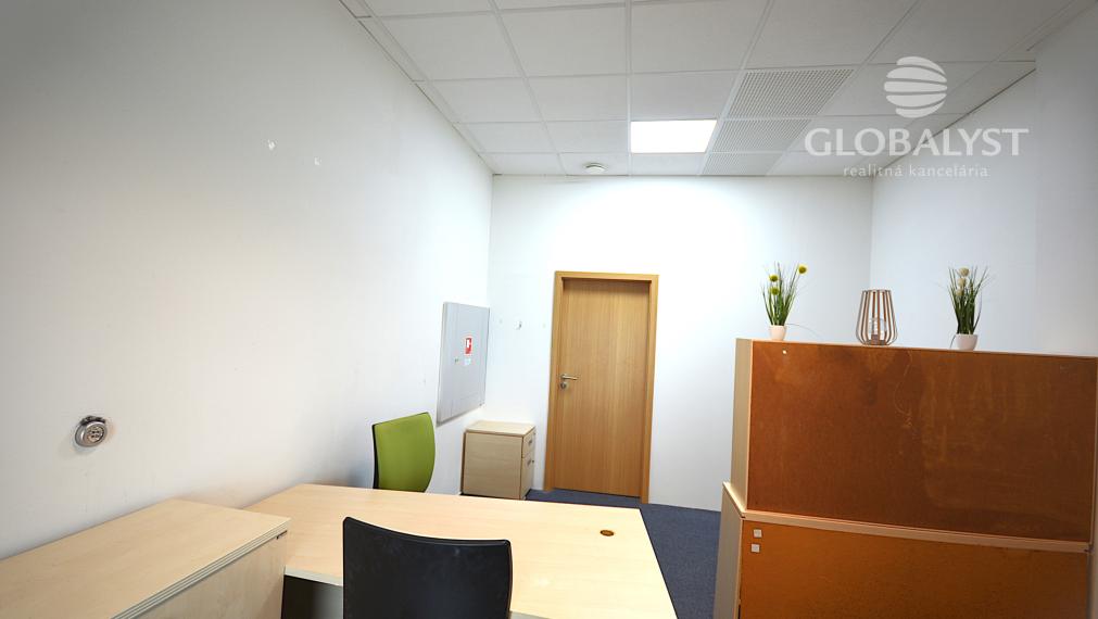 Kancelária 17,5 m2 s loggiou - v centre mesta