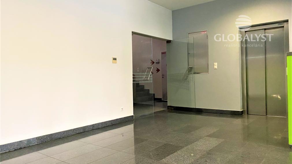 Kancelária 17,5 m2 s loggiou - v centre mesta