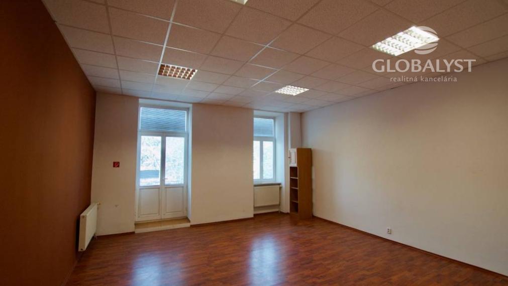 Rekonštruované priestory - 35 m2 - v centre
