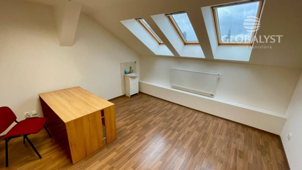 Rekonštruovaná kancelária - 17,5 m2 - v centre mesta