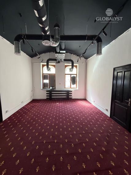 Atraktívne obchodné priestory 86 m2 v centre - na prízemí.