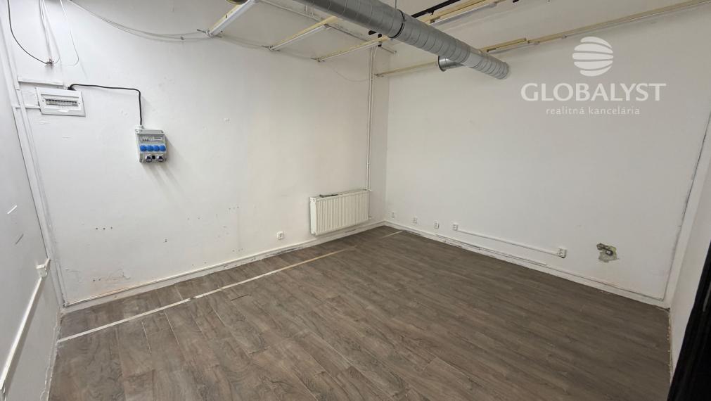 Atraktívne obchodné priestory 86 m2 v centre - na prízemí.