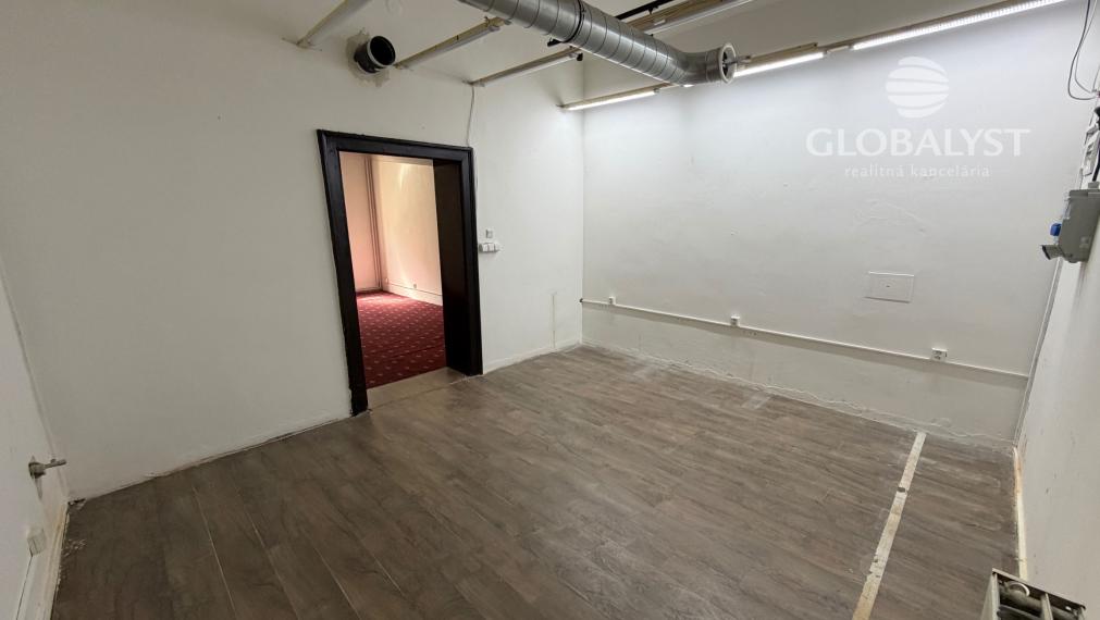 Atraktívne obchodné priestory 86 m2 v centre - na prízemí.