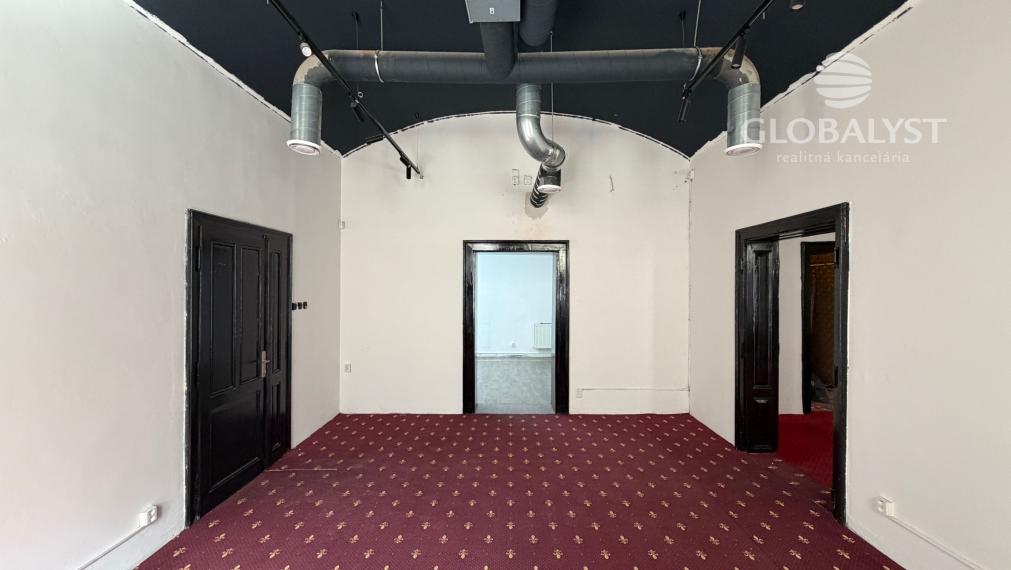 Atraktívne obchodné priestory 86 m2 v centre - na prízemí.