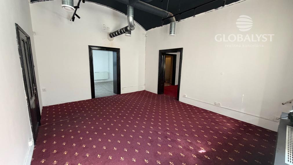 Atraktívne obchodné priestory 86 m2 v centre - na prízemí.