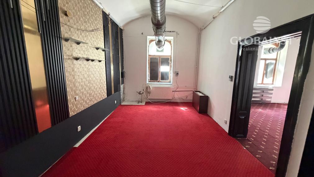 Atraktívne obchodné priestory 86 m2 v centre - na prízemí.
