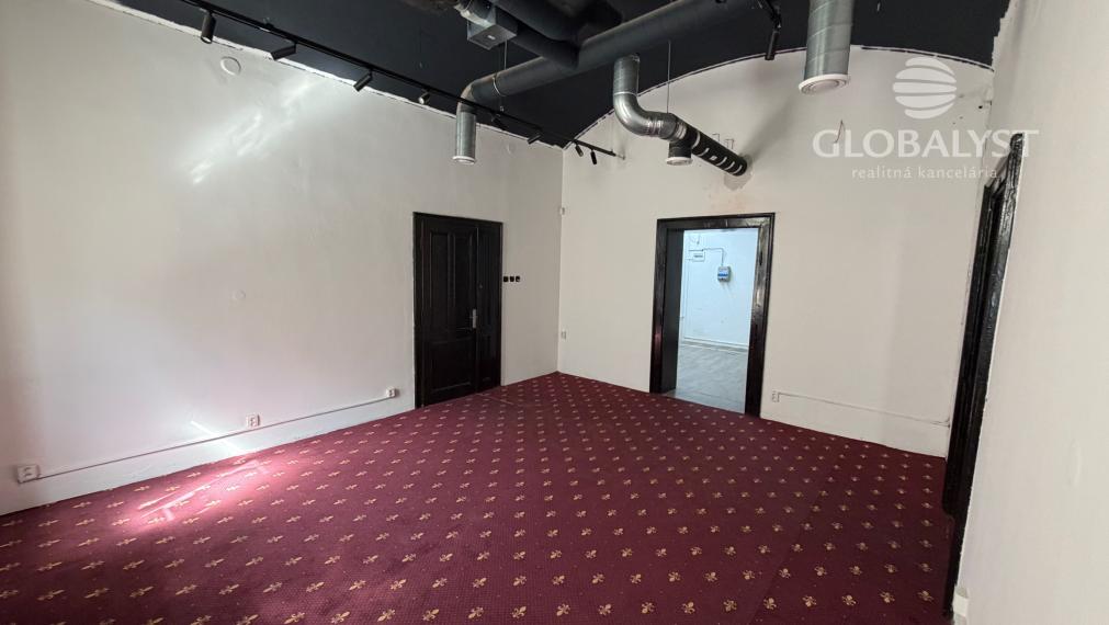 Atraktívne obchodné priestory 86 m2 v centre - na prízemí.
