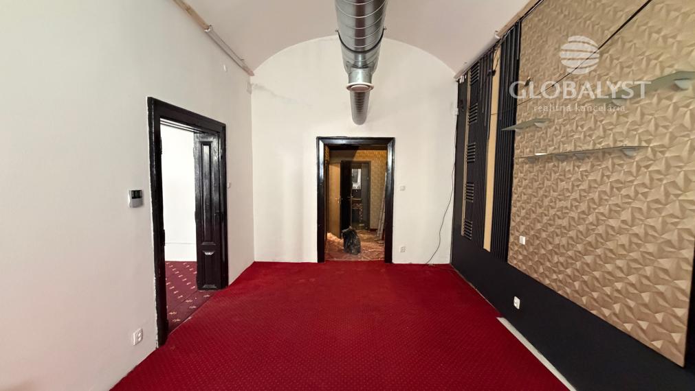 Atraktívne obchodné priestory 86 m2 v centre - na prízemí.