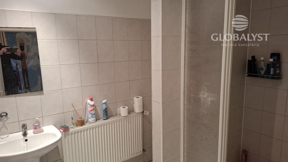 NA PRENÁJOM – Uzavretý komerčný areál | Sklad • Kancelárie • Showroom • Vonkajšie plochy