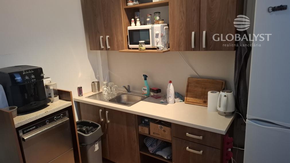NA PRENÁJOM – Uzavretý komerčný areál | Sklad • Kancelárie • Showroom • Vonkajšie plochy