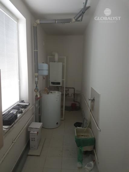 NA PRENÁJOM – Uzavretý komerčný areál | Sklad • Kancelárie • Showroom • Vonkajšie plochy