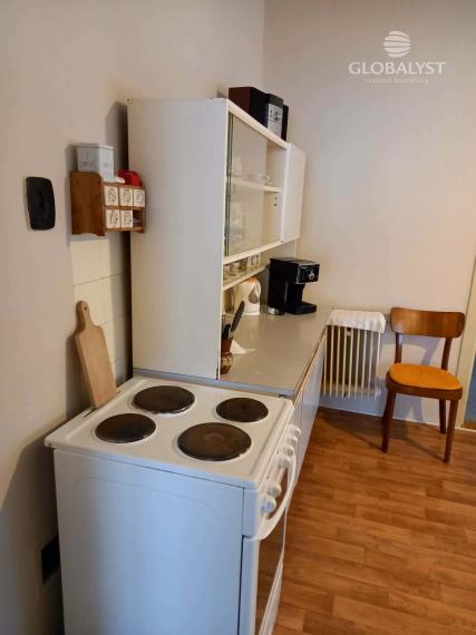 Priestranný rodinný dom s garážou a vedľajšou budovou