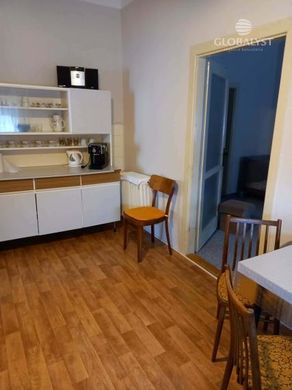 Priestranný rodinný dom s garážou a vedľajšou budovou