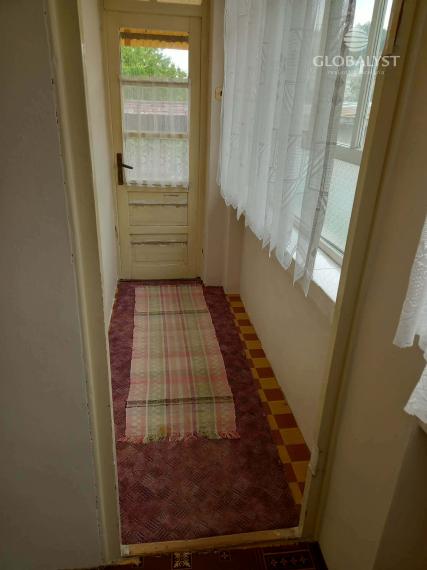 Priestranný rodinný dom s garážou a vedľajšou budovou