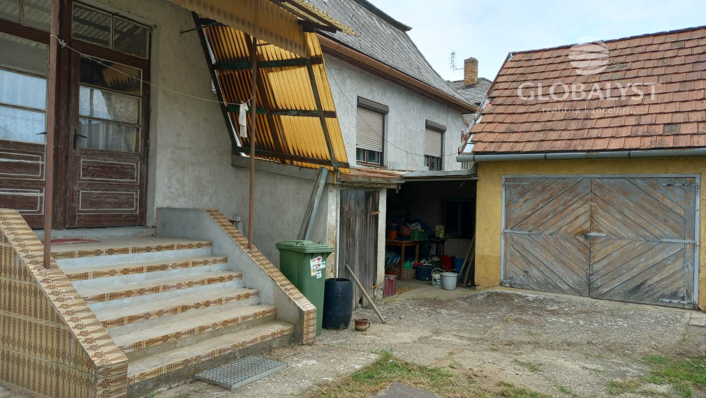 Priestranný rodinný dom s garážou a vedľajšou budovou