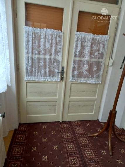 Priestranný rodinný dom s garážou a vedľajšou budovou