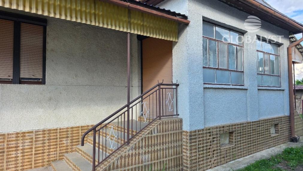 Priestranný rodinný dom s garážou a vedľajšou budovou