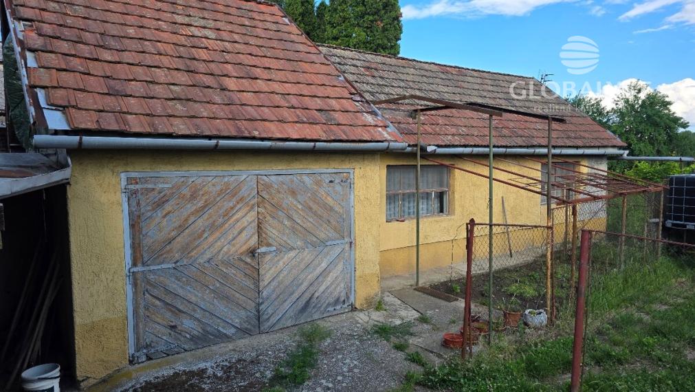 Priestranný rodinný dom s garážou a vedľajšou budovou