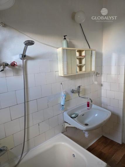 Priestranný rodinný dom s garážou a vedľajšou budovou