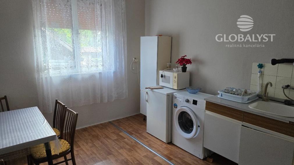 Priestranný rodinný dom s garážou a vedľajšou budovou