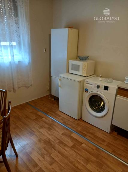Priestranný rodinný dom s garážou a vedľajšou budovou