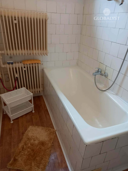 Priestranný rodinný dom s garážou a vedľajšou budovou