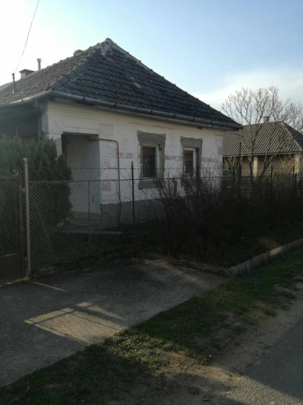 Ponúkame na predaj sedliacky dom - v obci Pácin