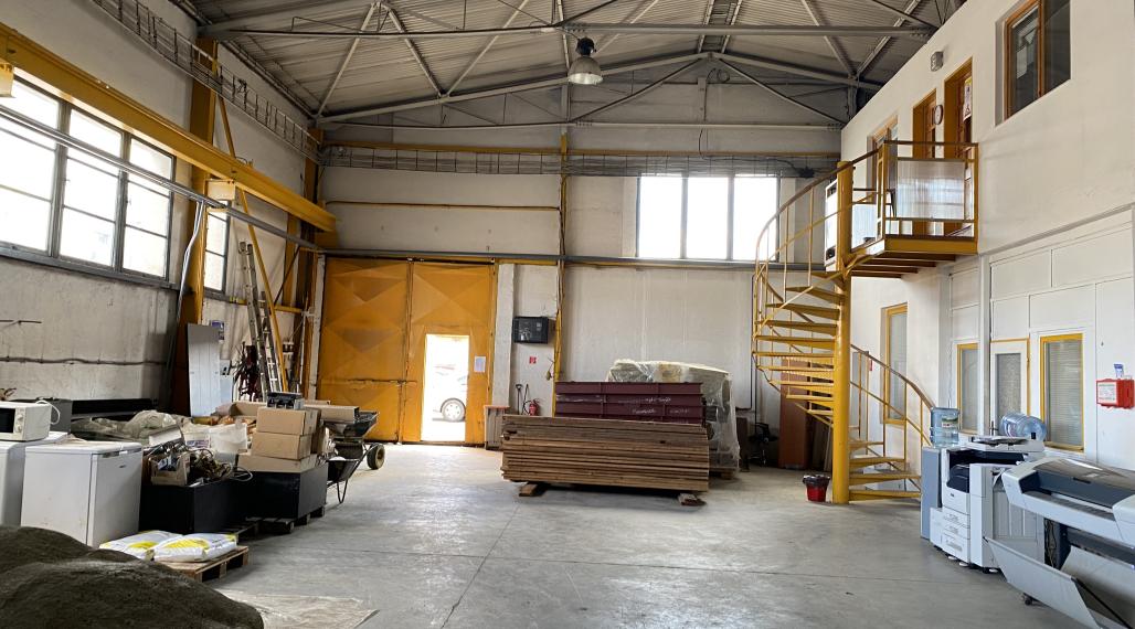 Skladovacie priestory - 385 m2  - v podnikateľskom areáli.