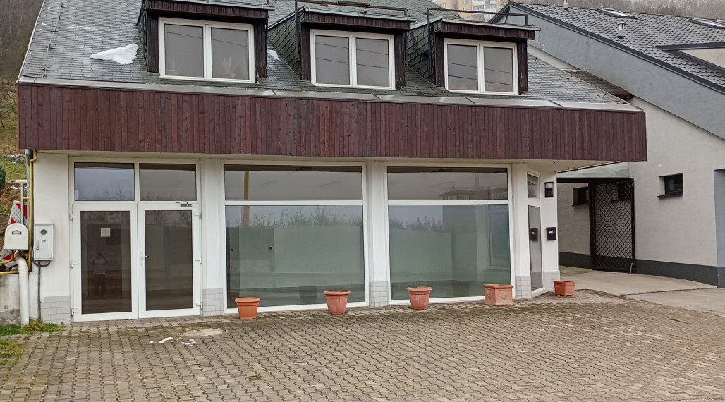 Polyfunkčná budova s výhodnou polohou - len 1 km od centra mesta