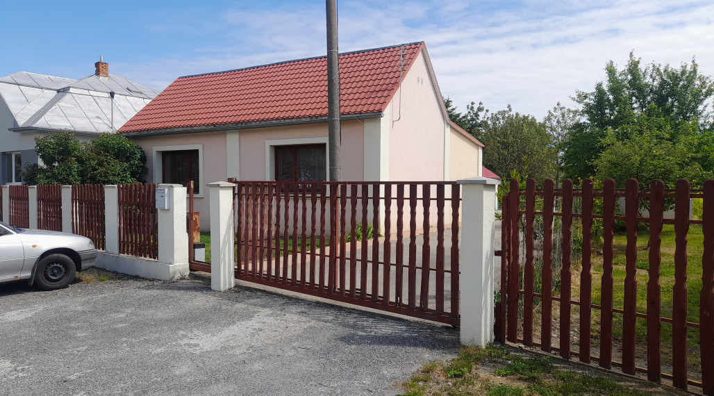 Výrazne znížená cena :: Predaj rodinného domu s veľkým pozemkom – komfort pri meste, atmosféra vidieka