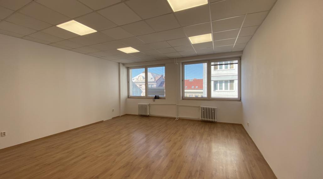 Priestranná kancelária : 42 m2 - v centre mesta
