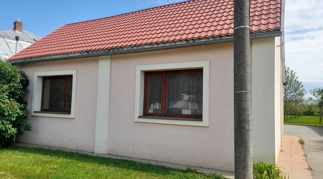 Znížená cena ::Predaj rodinného domu s veľkým pozemkom – komfort pri meste, atmosféra vidieka