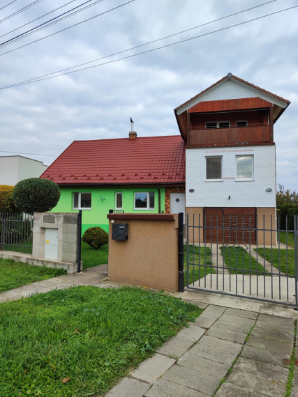 Ponúkame na predaj priestranný rodinný dom v srdci Tokajskej vínnej oblasti – Slovenské Nové Mesto.