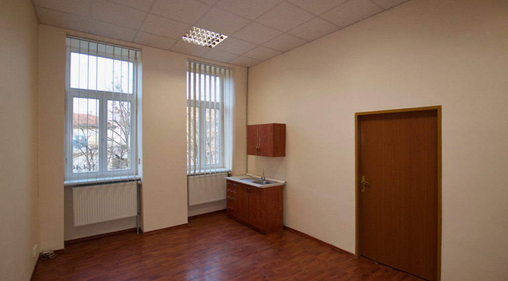 Ponúkame na  prenájom priestory s výmerou : 70 m2, v centre Košíc.