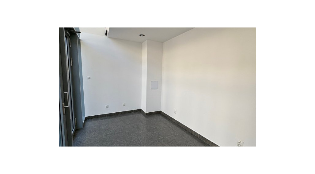 Kancelárske a obchodné priestory - 13 m2 - v centre mesta, situované na prízemí,