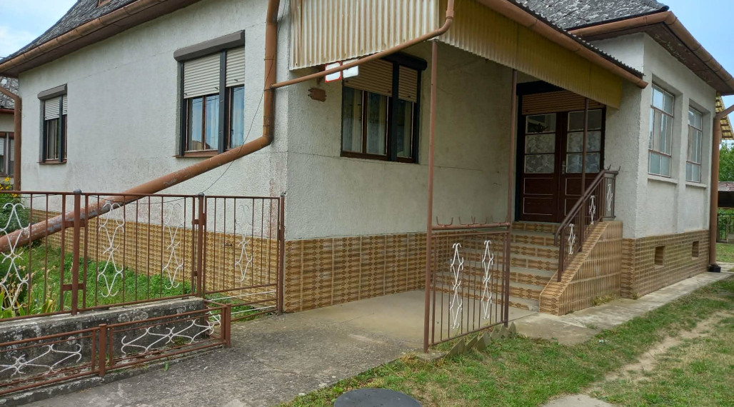 Priestranný rodinný dom s garážou a vedľajšou budovou