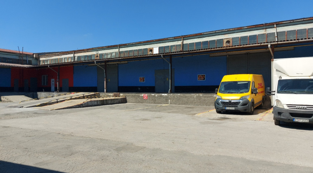 Skladovacie priestory s výmerou 830 m2 v areáli pri diaľničnom privádzači