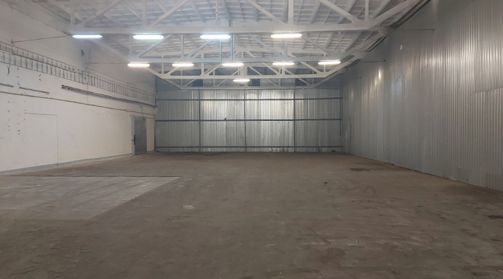 Skladovacie priestory 624 m2 - pri privádzači na Juhu