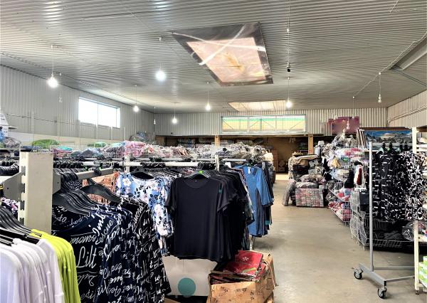 Obchodno - skladovacie priestory s výmerou 1200 m2, na začiatku Jazera