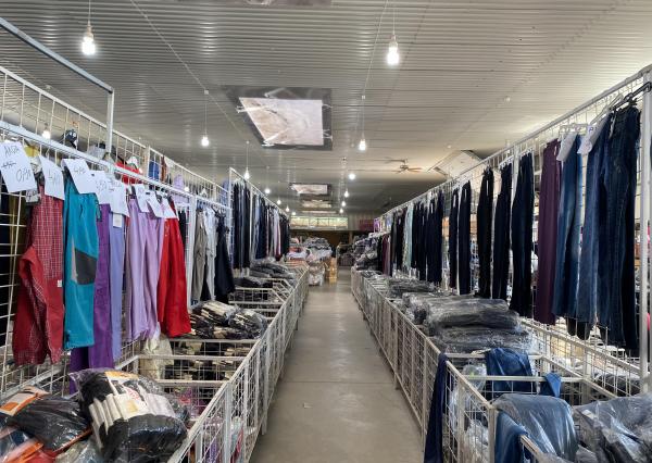 Obchodno - skladovacie priestory s výmerou 1200 m2, na začiatku Jazera
