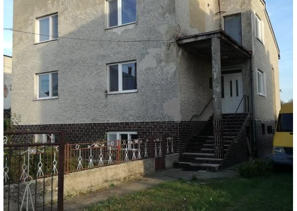 Priestranný trojpodlažný dom vo Veľkom Horeši