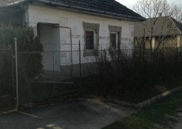 Ponúkame na predaj sedliacky dom - v obci Pácin